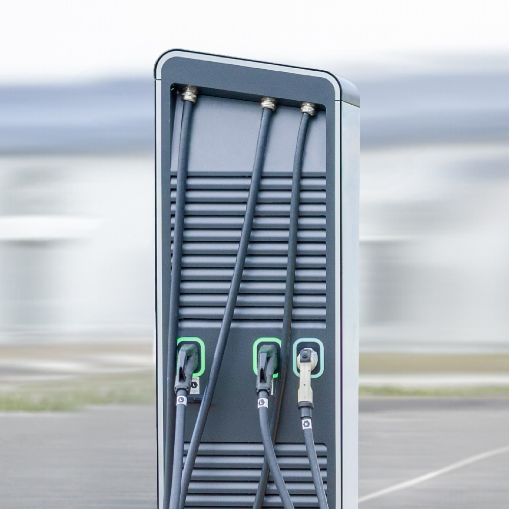 Evercharge Solutions - Hardware. Zur Dokumentation der Kompatibilität zu vielen Ladestationen-Herstellern wird beispielhaft eine Elektoauto-Ladesäule gezeigt.